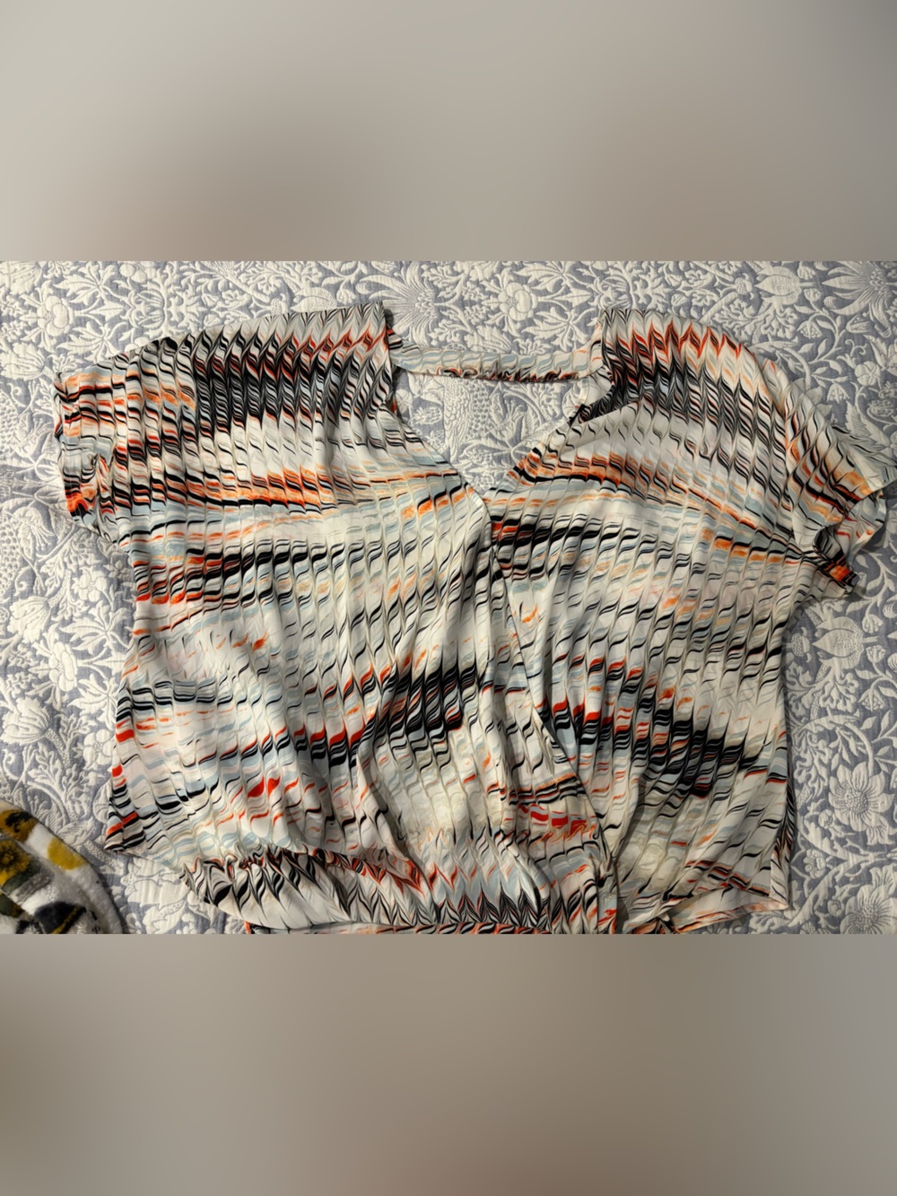 Trouve Multicolor Abstract Wave Crop Top - White, Black, Orange